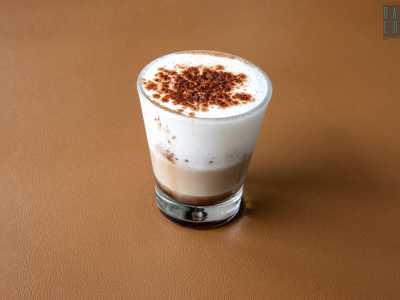 Quest�ultimo si crea aggiungendo all�espresso (in tazzina di vetro) una buona quantit� di cacao, poi latte e infine di nuovo cacao
